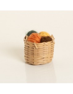 Korb gefüllt mit Wollknäuel