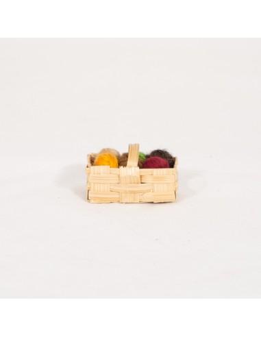 Korb gefüllt mit Wollknäuel