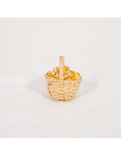 Korb gefüllt mit Maiskörnern