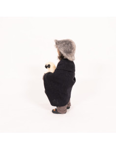 Hirt mit Filzhut und Schaf 2